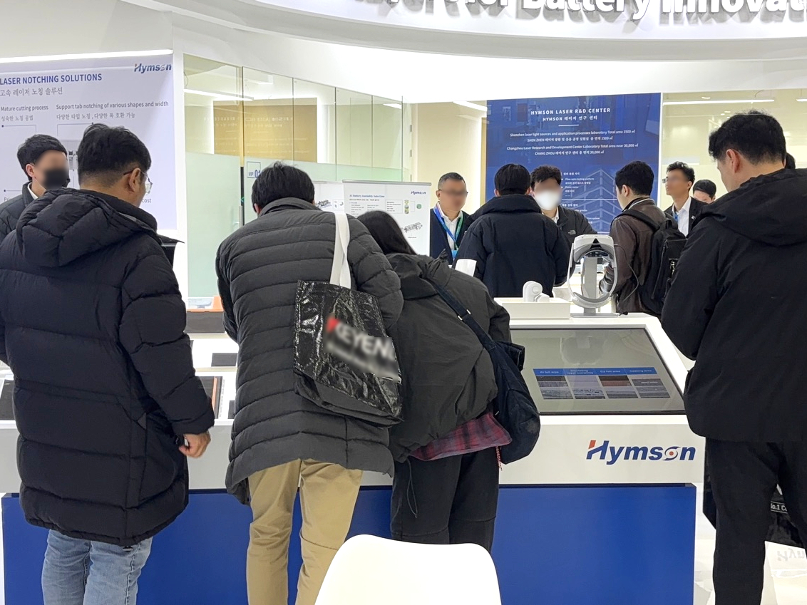 5、SVG-展柜参观3.jpg