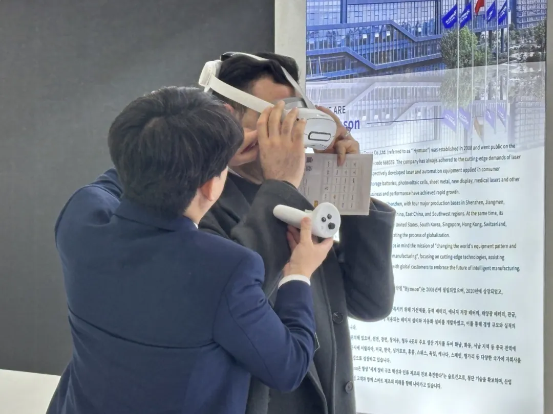 海目星在展会现场提供沉浸式产品体验，参观者可以直观感受高速激光模切机和叠片电池装配线的高效生产过程